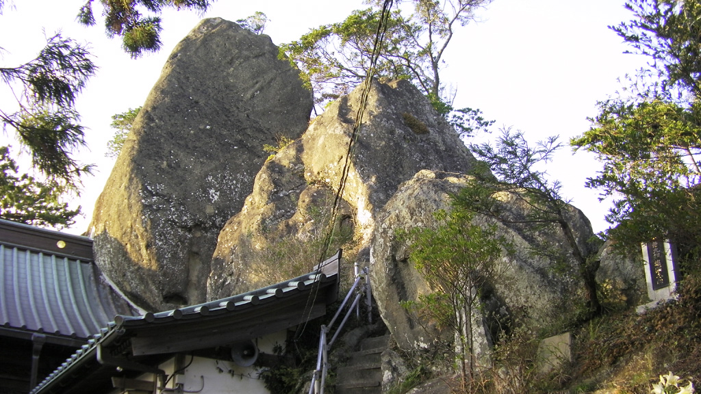 三石の巨岩